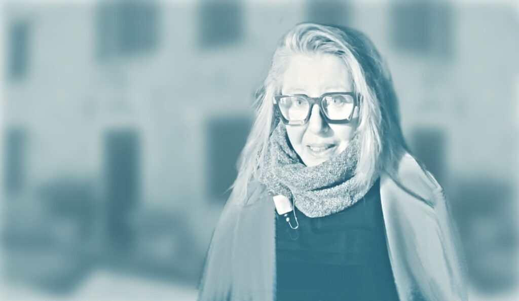 Hero image della landing page "Voglio fare un libro sulla mia storia" con ritratto di Monica Montanari
